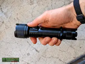 Dłoń trzyma czarną latarkę. Warto sprawdzić maxgear opinie przed zakupem.