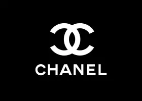 Logo bianco con le doppie C intrecciate e il nome CHANEL sotto, simbolo di eleganza.