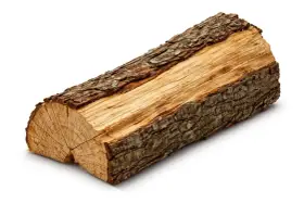 Un morceau de bois fendu, prêt pour la cheminée. Combien de stère pour un hiver ?
