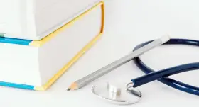 Ile trwają studia medyczne chirurgia? Poznaj czas kształcenia i specjalizacji