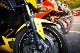 Una fila di moto sportive, tra cui una Yamaha scarenata gialla in primo piano, pronte per la corsa.