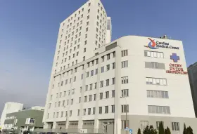 Nowoczesny budynek Carolina Medical Center z logo i napisem "Ostry Dyżur Ortopedyczny".