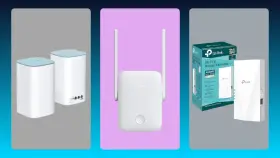 Tres repetidores Wi-Fi: dos blancos cilíndricos, uno blanco Xiaomi y un TP-Link con caja. Aprende como instalar un repetidor de wifi.