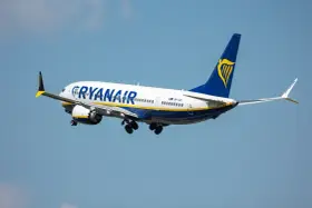 Samolot Ryanair z wysuniętym podwoziem, gotowy do lądowania. Zastanawiasz się, ile ml płynów można zabrać do samolotu?