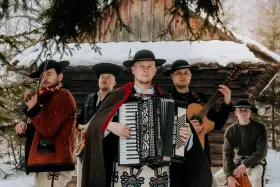 Zespół weselny gra na skrzypcach, akordeonie, gitarze i basach. Muzycy w tradycyjnych strojach góralskich.