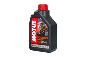 Czarna butelka oleju Motul Scooter Power 4T 5W-40 z czerwonym korkiem i grafiką skutera.