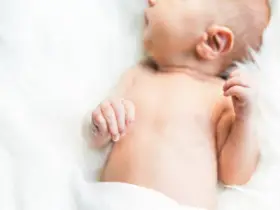 Delikatna skóra niemowlęcia, na której mogą pojawić się zmiany jak trądzik niemowlęcy czy skaza białkowa, wymaga troski.