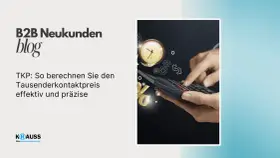 TKP: Tausenderkontaktpreis-Bedeutung. Hände berechnen den Preis mit einem Taschenrechner, umgeben von Symbolen für Zeit, Geld und Zahnräder.