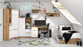 Nowoczesne pomysły na półki ścienne w pokoju młodzieżowym: drewno, biel i neonowy napis "play".