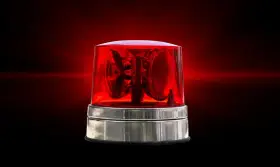 Czerwona lampa ostrzegawcza, symbolizująca awarie w bankach dzisiaj.