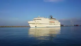 Prom Norröna linii Smyril Line wypływa na wody. Czas podróży na Islandię zależy od trasy i warunków pogodowych.