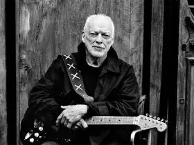 David Gilmour z gitarą, wspominający swoje dzieciństwo i pierwsze dźwięki muzyki.