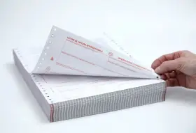 Stos papierów z nadrukiem "CMR" i "INTERNATIONAL CONSIGNMENT NOTE". Dokumenty te służą do międzynarodowego przewozu towarów.