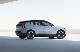 Jasnoszary Volvo EX30 z czarnym dachem i futurystycznymi felgami. Ten elektryczny SUV oferuje imponujący zasięg, idealny na długie podróże.