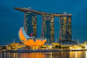 Wieczorem w Singapurze, Marina Bay Sands lśni światłami. Czy Singapur jest bezpieczny? Tak, to miasto-państwo słynie z bezpieczeństwa.