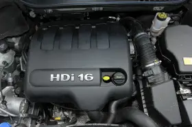Silnik diesla HDi 16V w samochodzie Peugeot Expert.