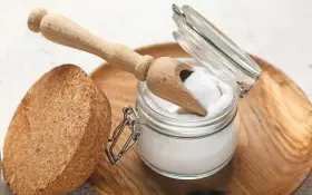 Ein Glas mit weißem Pulver, das nach "was ist Soda" fragt, daneben ein Holzschaufelchen und ein Korken.