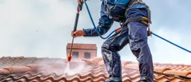 Profesjonalne mycie dachu ciśnieniowe. Sprawdź, jaka jest mycie dachu cena i odzyskaj blask swojej nieruchomości.