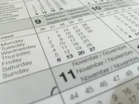 Kalendarz pokazuje miesiące po francusku: wrzesień (Septembre), październik (Octobre) i listopad (Novembre).