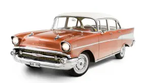 En glänsande orange och vit cheva 57, en ikonisk amerikansk klassiker, står redo för en tur.
