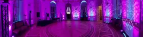 Efektowne oświetlenie sali weselnej w odcieniach różu i błękitu, z rozproszonymi światłami, tworzy magiczną atmosferę idealną na zdjęcia i film.