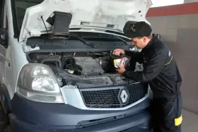 Mechanik uzupełnia olej w Iveco Daily 3.0. Sprawdza, ile oleju potrzeba do silnika.