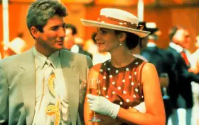 Julia Roberts w kapeluszu i sukience w grochy, obok Richarda Gere'a. Scena z jednego z jej kultowych filmów.