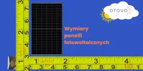 Miarka mierzy wymiary paneli fotowoltaicznych. Logo OTOVO z chmurką i słońcem.