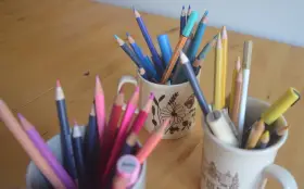 Färgglada pennor i muggar, redo för nya rit tips. En härlig samling för kreativitet.