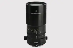 Czarny obiektyw makro 100mm f/2.8 z oznaczeniami odległości i przysłony.