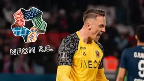 Marcin Bułka w barwach OGC Nice, z logo NEOM S.C. na koszulce. Jego zarobki w klubie budzą zainteresowanie.