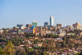 Widok na Kigali, Rwanda. Miasto rozwija się, a nowoczesne budynki górują nad zielonymi wzgórzami. Czy Rwanda jest bezpieczna? Obraz sugeruje spokój i postęp.