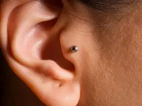Ucho z kolczykiem w miejscu anti tragus.