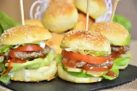 Mini burgery przepis na imprezę. Soczyste kotlety, świeże warzywa i puszne bułeczki. Idealne na każdą okazję!