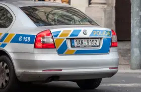 Tylna część srebrnego radiowozu z napisem "POLICIE" i numerem rejestracyjnym 1AN 5192. Widać też numer alarmowy 158.