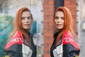 Natasza Urbańska w kurtce z napisem "TOP". Jej wiek to tajemnica, ale styl mówi wszystko.