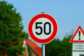 Znak ograniczenia prędkości do 50 km/h. Uważaj, przekroczenie prędkości o 50 km/h może być niebezpieczne.