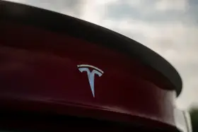 Tesla skąd pochodzi? Odkryj fascynującą historię marki i jej założycieli