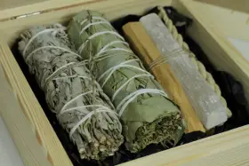 Zestaw do oczyszczania: biała szałwia, liście eukaliptusa, palo santo i kryształ selenity. Idealne do rytuałów.