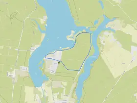 Mapa turystyczna z zaznaczoną trasą wokół **zalewu Koronowskiego**. Widoczne drogi, zabudowania i linie brzegowe.
