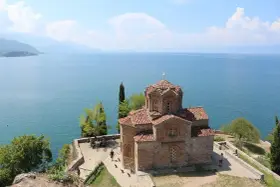 Kościół św. Jana w Kaneo nad jeziorem Ochrydzkim. Czy do Macedonii potrzebny jest paszport? Sprawdź przed podróżą!