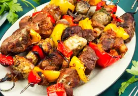 Szarańcza z mięsem i papryką, idealna do grillowania. Marynata nadała im wspaniały smak.