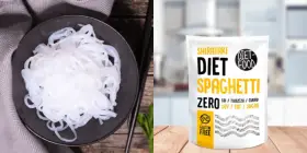 Makaron konjac na talerzu obok opakowania Shirataki Diet Spaghetti. Idealny wybór dla osób dbających o linię.