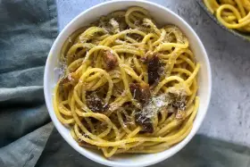Un piatto di spaghetti alla carbonara, cremosi e saporiti, perfetti per una ricetta carbonara per 2. Guarniti con guanciale croccante e pecorino grattugiato.