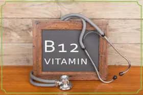 Tablica z napisem "B12 VITAMIN" i stetoskopem. Symbolizuje wysoki poziom witaminy B12 we krwi i dbałość o zdrowie.
