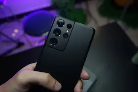 Czarny Samsung Galaxy S21 Ultra z aparatem. Dowiedz się, samsung cloud co to jest i jak działa.