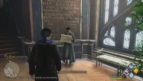 Jugador habla con Arthur Plummly, quien examina un mapa. Detrás, un muro con hechizos de Hogwarts Legacy.