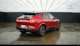 Czerwony Mustang Mach-E, gotowy na długie trasy. Sprawdź jego imponujący zasięg!