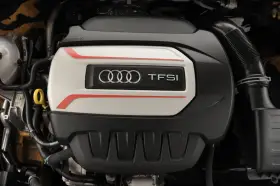 Silnik TFSI Audi z logo czterech pierścieni. Detale podkreślone czerwonymi liniami.