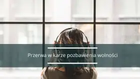 Kobieta w słuchawkach, patrząca przez okno. Tekst na dole: "Przerwa w karze pozbawienia wolności".